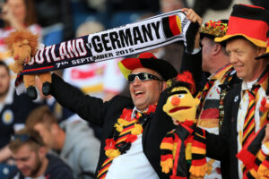 Totalt skudt i roen: Fans bruger fyrværkeri som kasteskyts